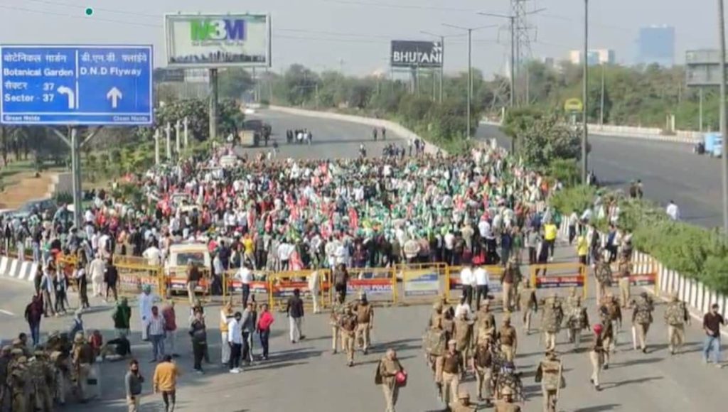 Protesting farmers leave site after breaking barricades in Noida, traffic resumes.