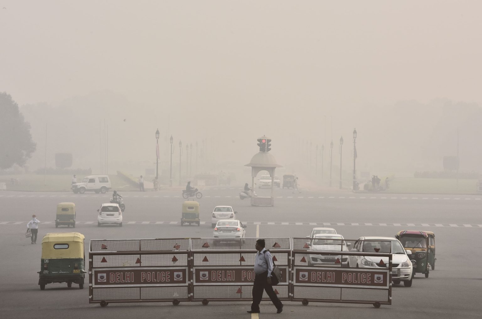 Delhi air quality worsens as pollution season starts, AQI at 169.