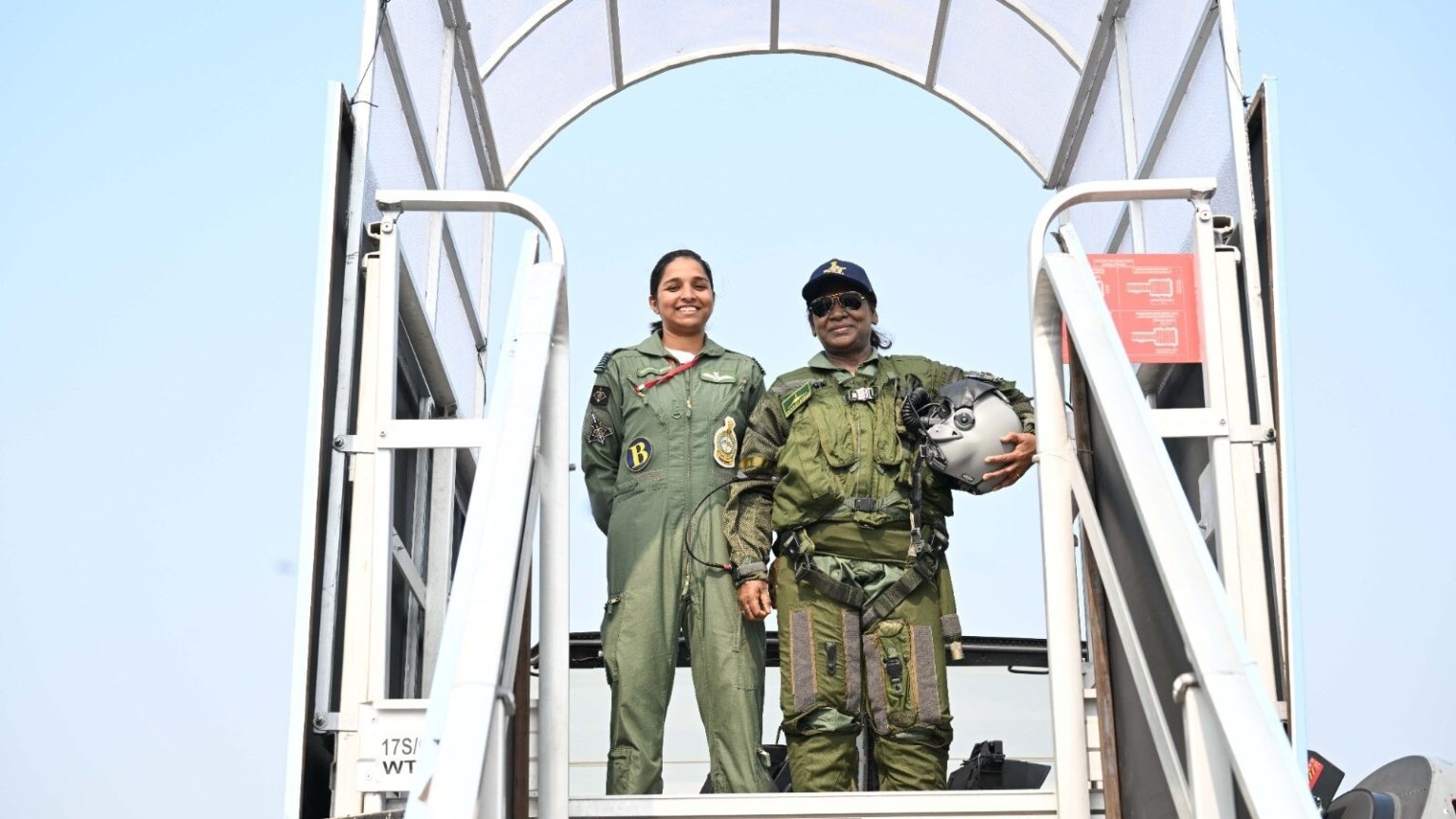 President Murmu poses with Rafale pilot whom Pakistan claimed to have captured: Stern message in pic.