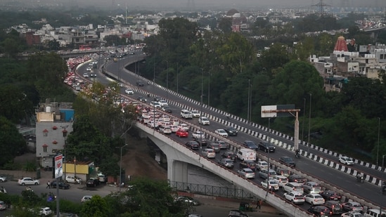 Delhi plans three new flyovers to decongest Outer Ring Road: UER-II link, ₹10 crore study.