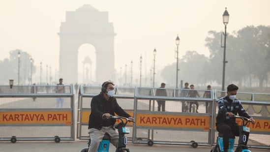 Delhi’s air quality nears ‘severe’ level, pollution crosses 400-mark in 15 stations.